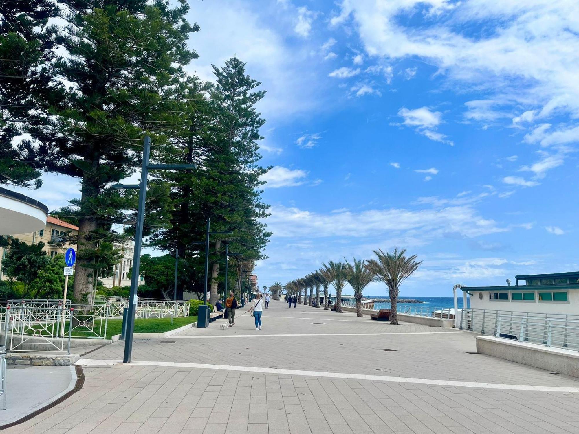 Casa Vacanza! A 50M Dal Mare! Bordighera Eksteriør bilde